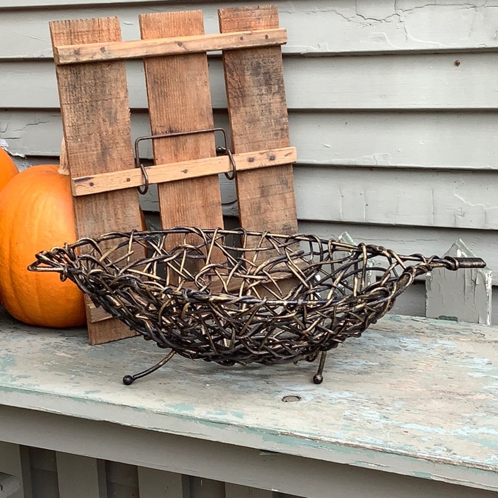 Wooden Vine Leaf Shaped Footed Basket 🍂